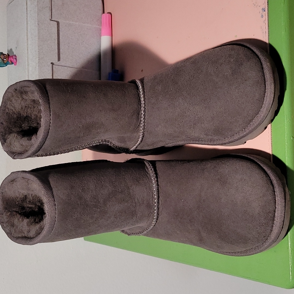 Uggs big kid US 4